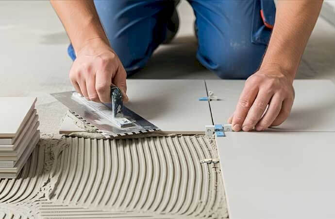 Quel est le prix de pose d’un carrelage au m² en Suisse romande selon le type de revêtement ?