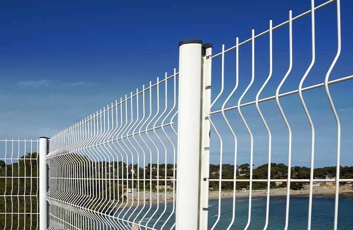 Les étapes de pose d’une clôture grillagée par Avenir Rénovations