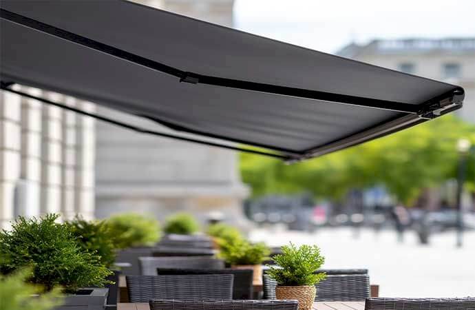 Étapes d’installation d’un store banne coffre intégral en Suisse romande