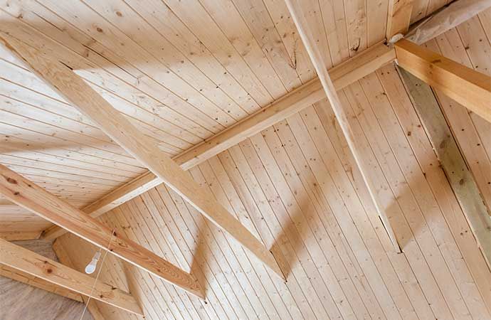 Étapes de rénovation d’un plafond en lambris en Suisse romande