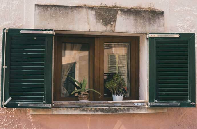 Étapes de pose des volets battants motorisés