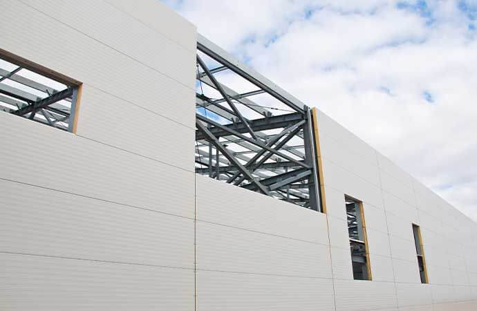 Étapes de pose d’une toiture en panneaux sandwich en Suisse romande