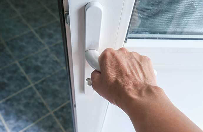 Étapes d’installation d’une porte d’entrée en PVC en Suisse romande