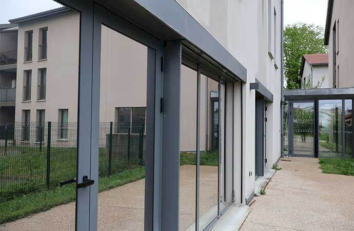 Étapes d’installation et d’isolation d’une porte d’entrée vitrée