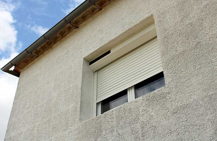 Étapes d’installation d’un volet roulant solaire en Suisse romande